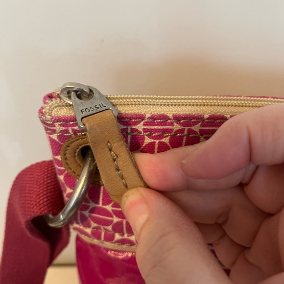 Magenta Fossil key per coated canvas crossbody - Picture 3 of 12